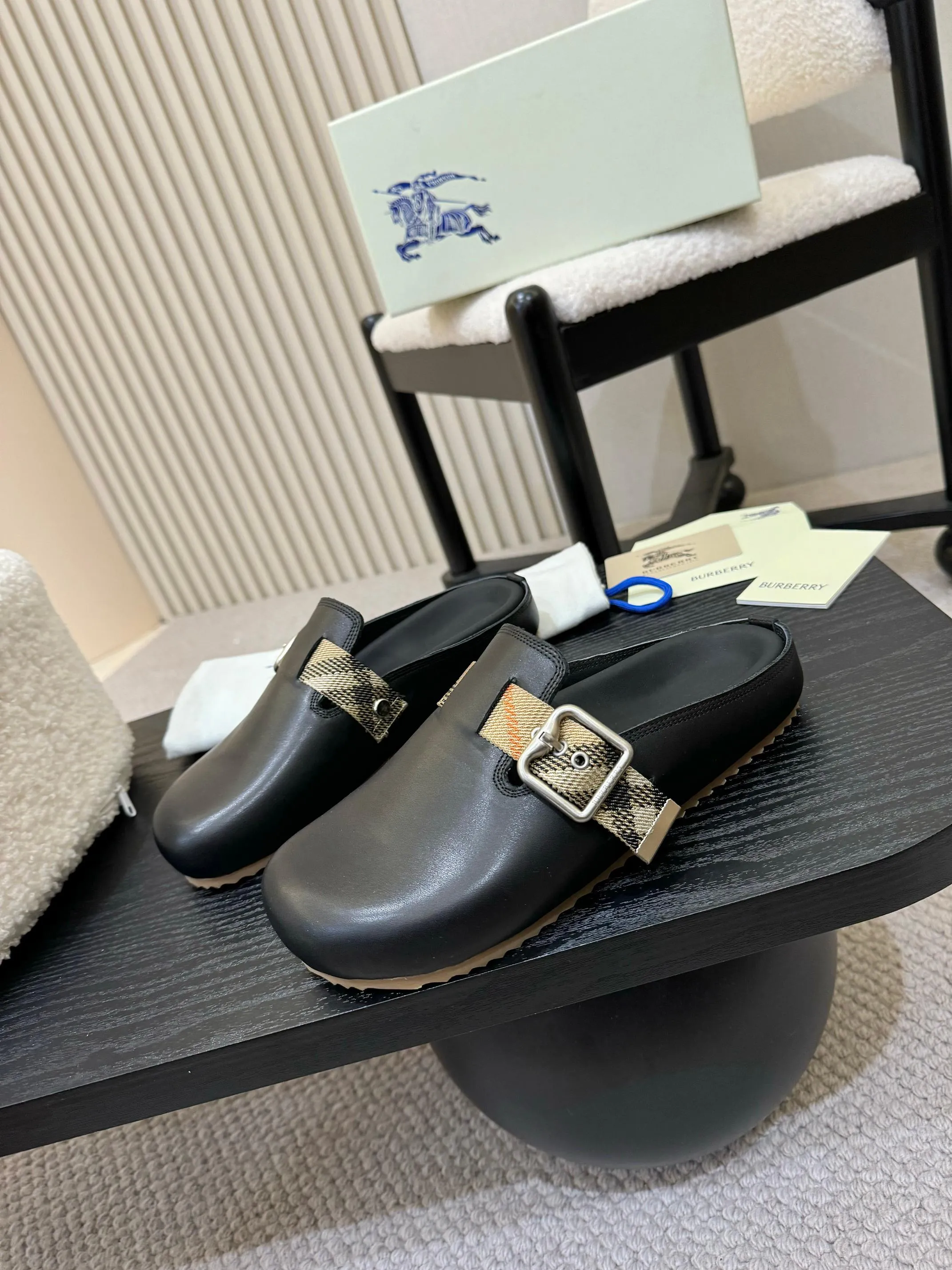 Men's shoes 💰560 Burberry's 2025 popular Birkenstock slippers are released, made of soft suede fabric and refined in Italian workshops. Featuring an embossed plaid pattern and an embossed sole embellished with the archive brand's logo. Features an adjustable B-shaped buckle strap and is embellished with the signature sand-colored Burberry check in jacquard worsted.   ✅Fabric: Grained leather ✅Lining: Silk cow lining ✅Outsole: TPU ✅Color: black, brown, pink, apricot, 4 colors available ✅Code number: 35-45 for men and women (35, 45 customized)